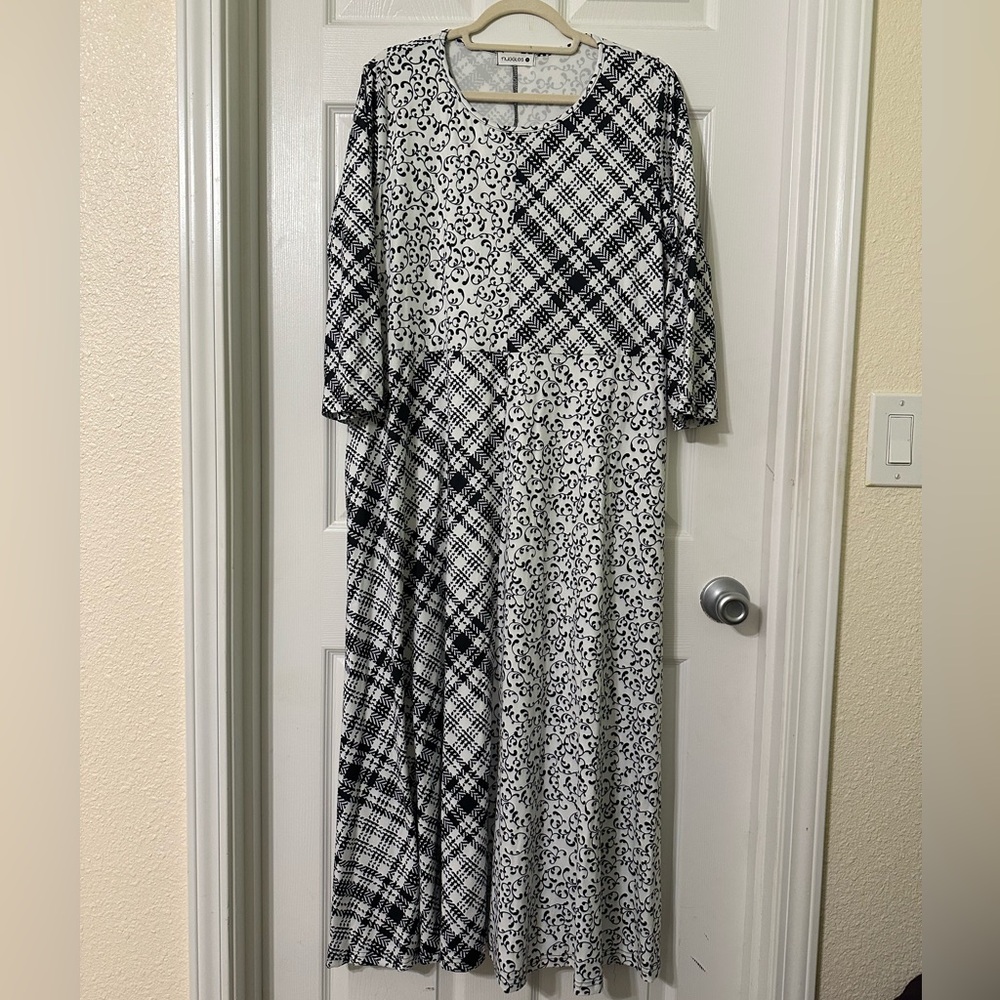 Nuggles Elegant Black and White Long Sleeve Dress